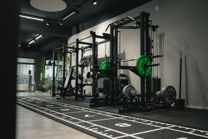 Krafttraining-Ausrüstung mit Gewichten in einem modernen Fitnessstudio.